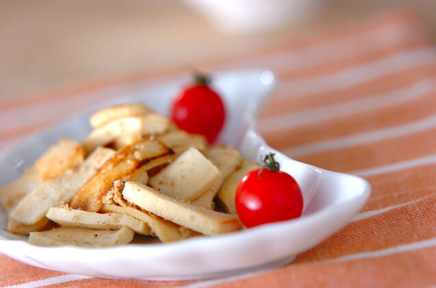 短冊切りにして炒めた高野豆腐と付け合わせのプチトマト