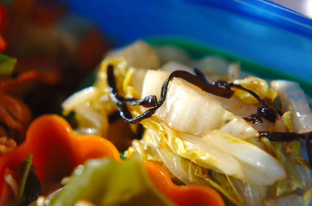 お弁当に入った白菜の塩こんぶ炒め