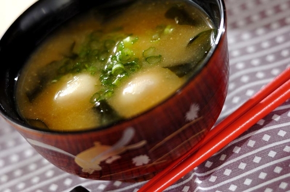 茶碗に盛られた里芋の味噌汁