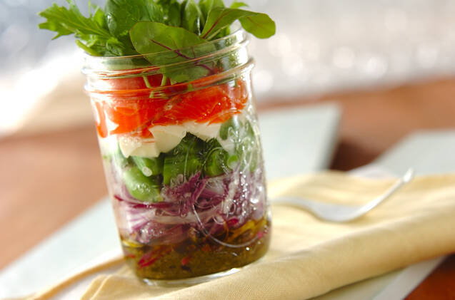 サーモンとモッツァレラのバジルジャーサラダ