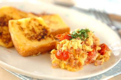フレンチトーストとトマトスクランブルエッグ レシピ 作り方 E レシピ 料理のプロが作る簡単レシピ