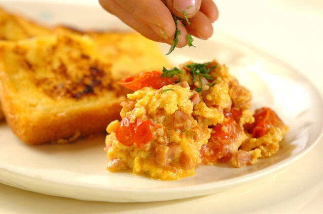 フレンチトーストとトマトスクランブルエッグの作り方の手順4