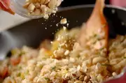 パインとナッツのチャーハンの作り方2