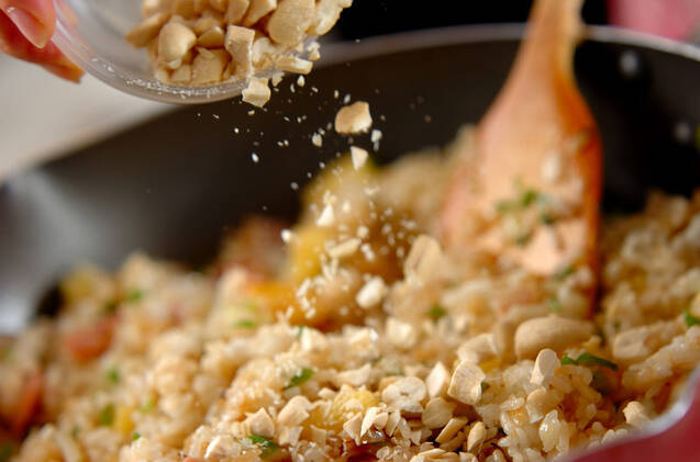 パインとナッツのチャーハンの作り方の手順7