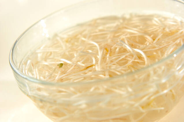 ゴマ油とニンニク香る！無限モヤシラー油炒めの作り方の手順1