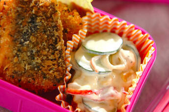 カニ風味カマボコのサラダ