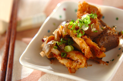 コンニャクのおかか炒め 副菜 のレシピ 作り方 E レシピ 料理のプロが作る簡単レシピ