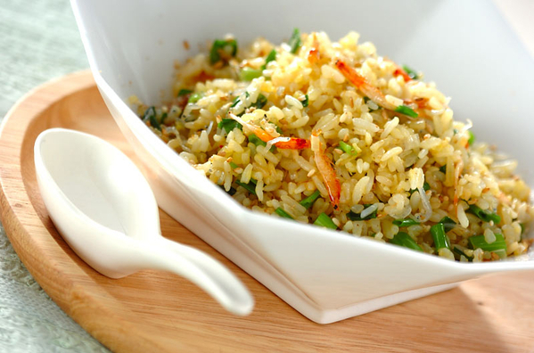 白い器に盛り付けられている長ねぎチャーハン