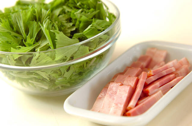 サッと作れる！ニンニク香る水菜とベーコンのシンプル炒めの作り方の手順1