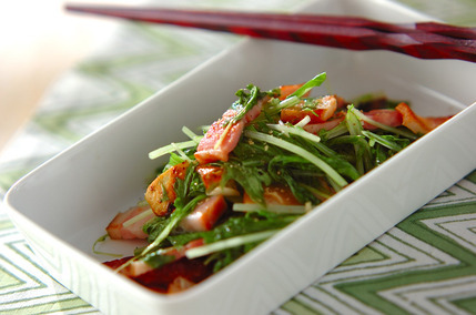 サッと作れる！ニンニク香る水菜とベーコンのシンプル炒め