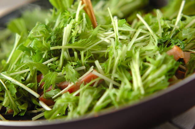 サッと作れる！ニンニク香る水菜とベーコンのシンプル炒めの作り方の手順3