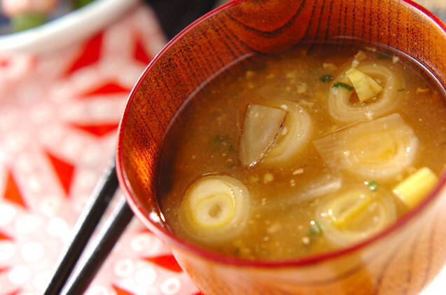 お椀にごぼうと大根の味噌汁が盛られている様子