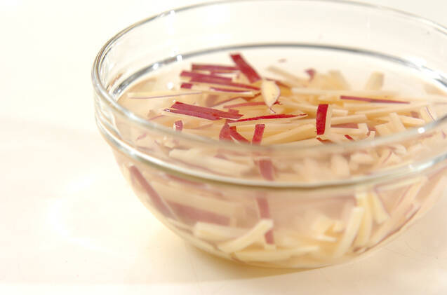 サツマイモのみそ汁の作り方の手順1