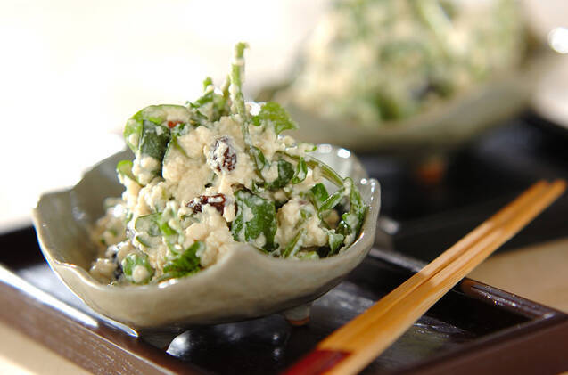 和皿に盛られたクレソンの白和え