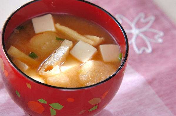 赤いお椀に入った、豆腐のみそ汁