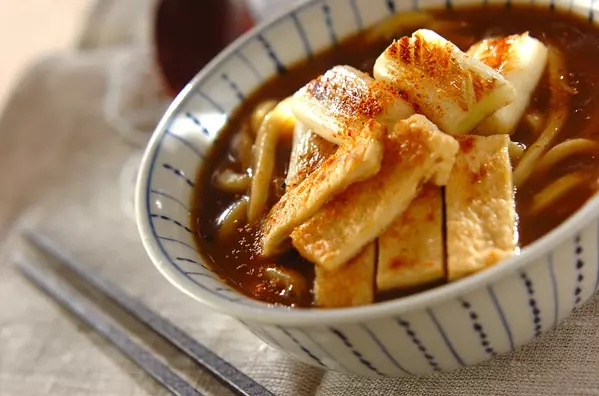 カリカリおあげのカレーうどん レシピ 作り方 E レシピ 料理のプロが作る簡単レシピ