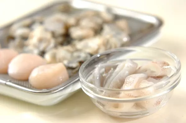 魚介の旨みたっぷり！シーフードのデミトマトシチューの下準備1