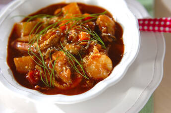 魚介の旨みたっぷり!シーフードのデミトマトシチュー