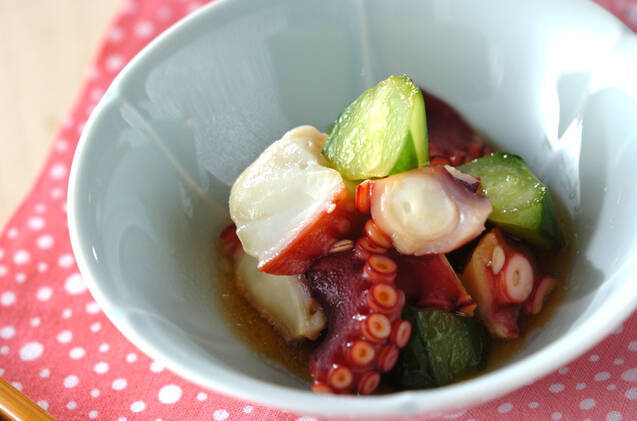 水色の小鉢に盛り付けたたこの和風マリネ