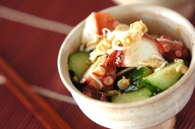器に盛られたタコとキュウリのネギゴマ酢和え