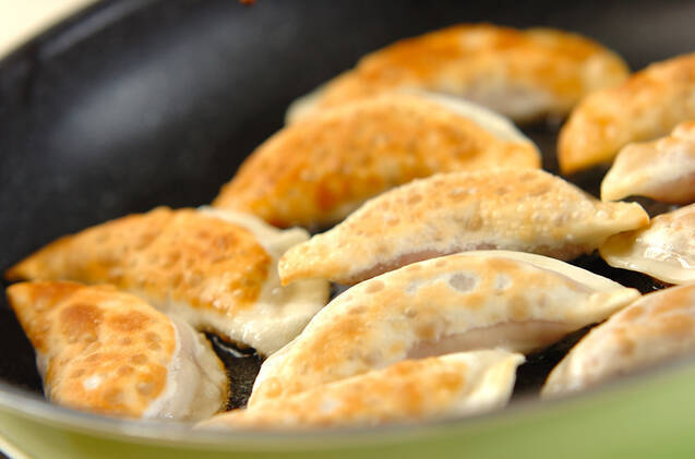 コンビーフの揚げ焼き餃子の作り方の手順3