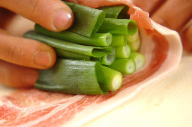 豚のネギ巻きの作り方の手順1