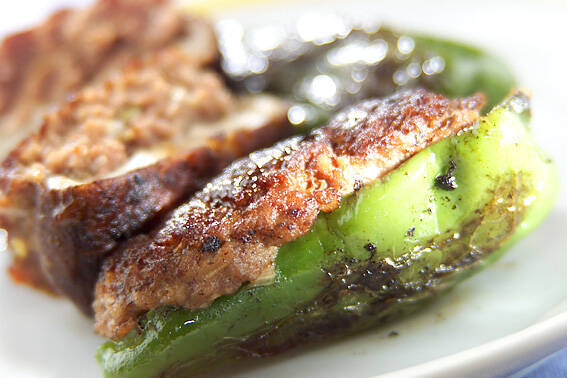 白くて丸い皿に盛られた野菜の牛ひき肉詰め