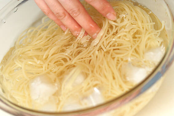 生ハムフルーツパスタの作り方の手順1