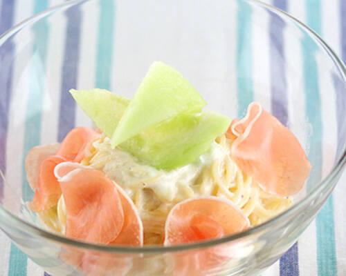 ガラスの器に盛り付けた生ハムフルーツパスタ