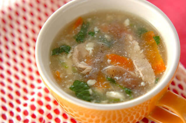 カップに入った具沢山の豆腐みぞれ汁