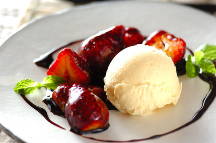 イチゴのバルサミコソテー・アイス添え