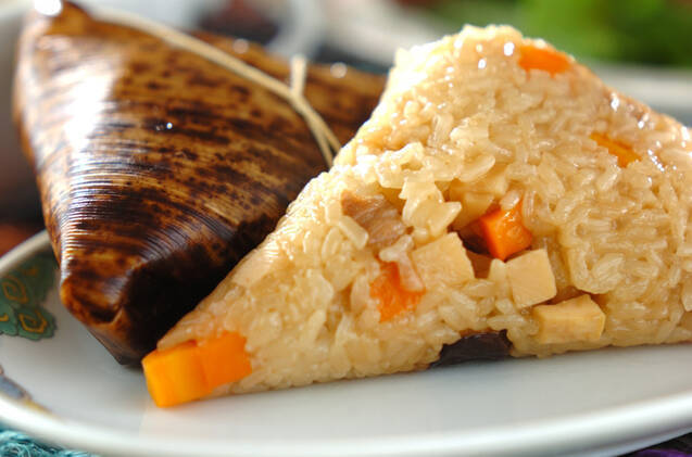 白い皿にもられた、ゆで中華ちまき