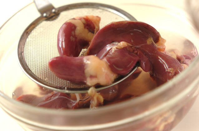 レバーとウズラ卵の煮物の作り方の手順1