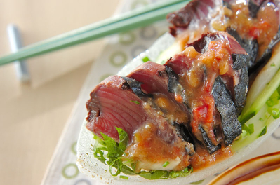 カツオのたたき 梅肉みそダレ 副菜 レシピ 作り方 E レシピ 料理のプロが作る簡単レシピ