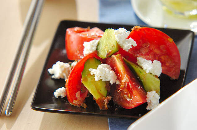 黒い皿に盛られたトマトのおかか和え