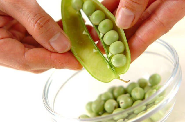 エンドウ豆と春キャベツのサラダの作り方の手順1