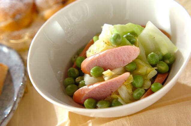 白い器に入ったえんどう豆とキャベツのサラダ