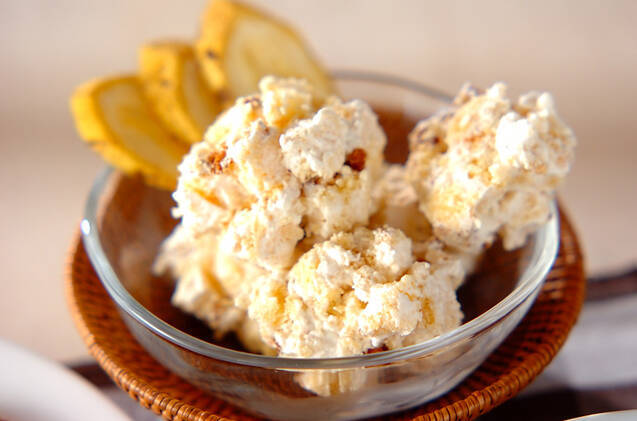 ガラスの器に盛られた、カステラメープルアイス