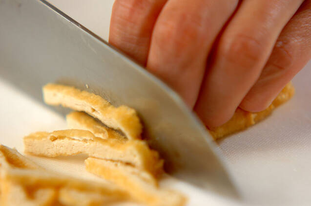 ナメコと油揚げの赤だしの作り方の手順2