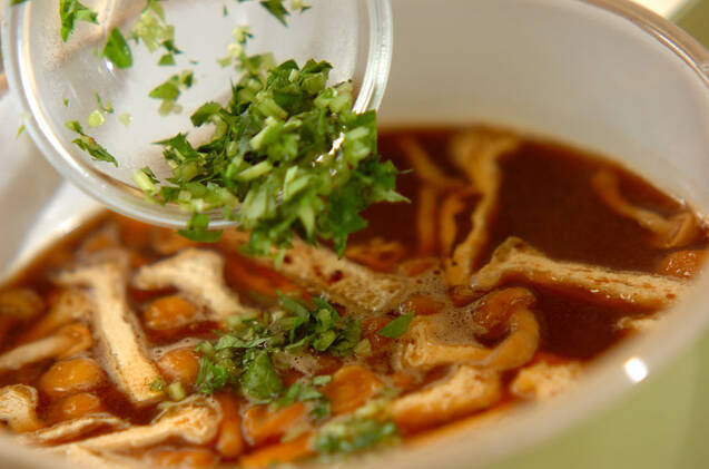 ナメコと油揚げの赤だしの作り方の手順4