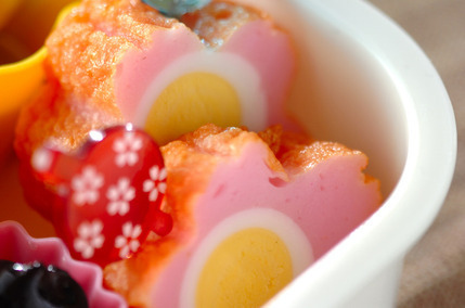 カマボコ(ウズラの卵の水煮入り)