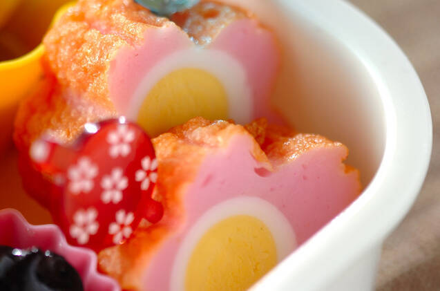 カマボコ(ウズラの卵の水煮入り)