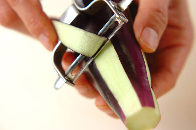 蒸しナスのゴマ酢がらめの作り方の手順1