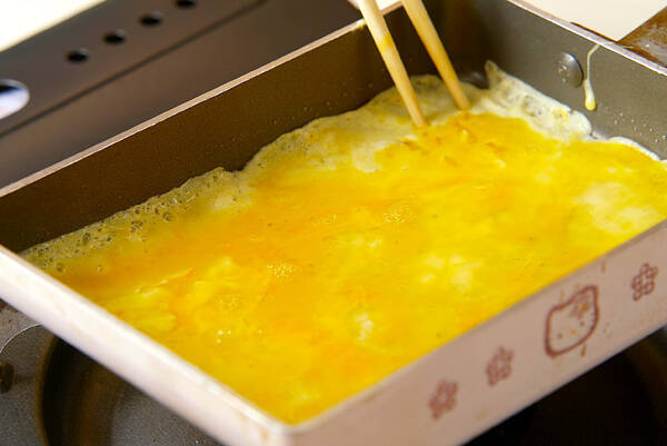 カニカマ卵焼きの作り方の手順2