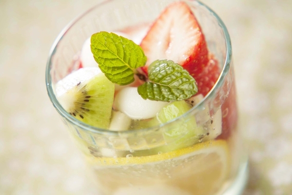 グラスに盛り付けられた白玉フルーツポンチ