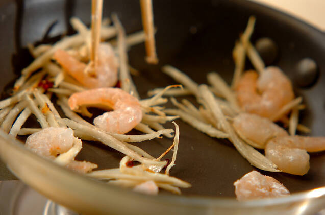 エビとゴボウのガーリック炒めの作り方の手順3