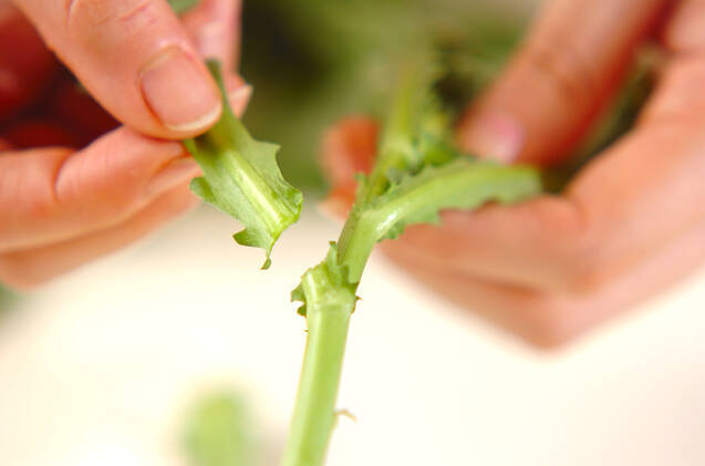 菊菜の白みそ汁の作り方の手順1