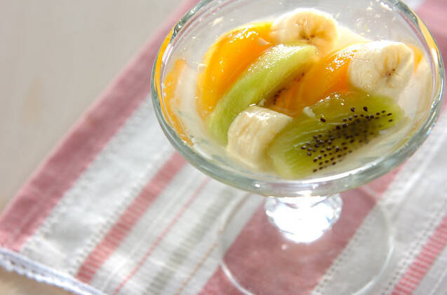 ガラス製の器に盛り付けられた、フルーツミルクゼリー