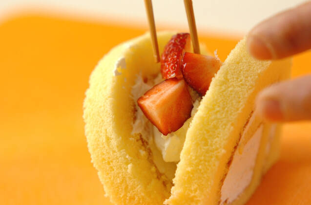 イチゴのデコロールケーキの作り方の手順2