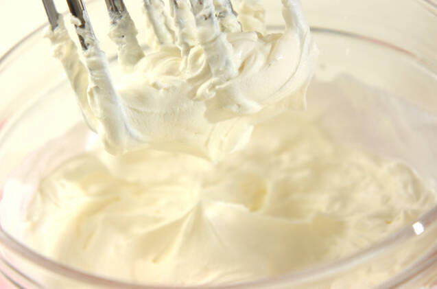 イチゴのデコロールケーキの作り方の手順1